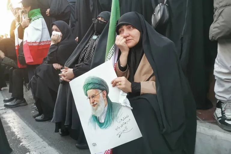 الإيرانيون ينعون وفاة المرشد الأعلى علي خامنئي