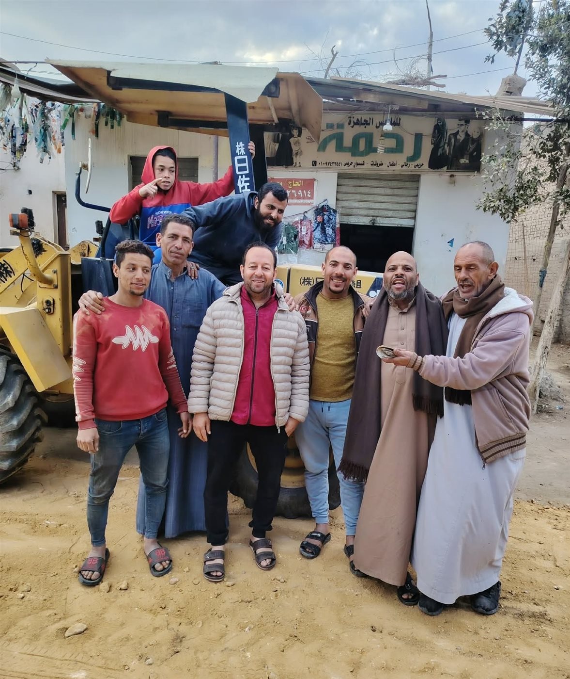 على نفقاتهم الخاصة.. شباب عزبة الروضة يقودون مبادرة ذاتية لتطوير الطريق الرابط بين الروضة ومنشأة الجمال بالفيوم&nbsp;