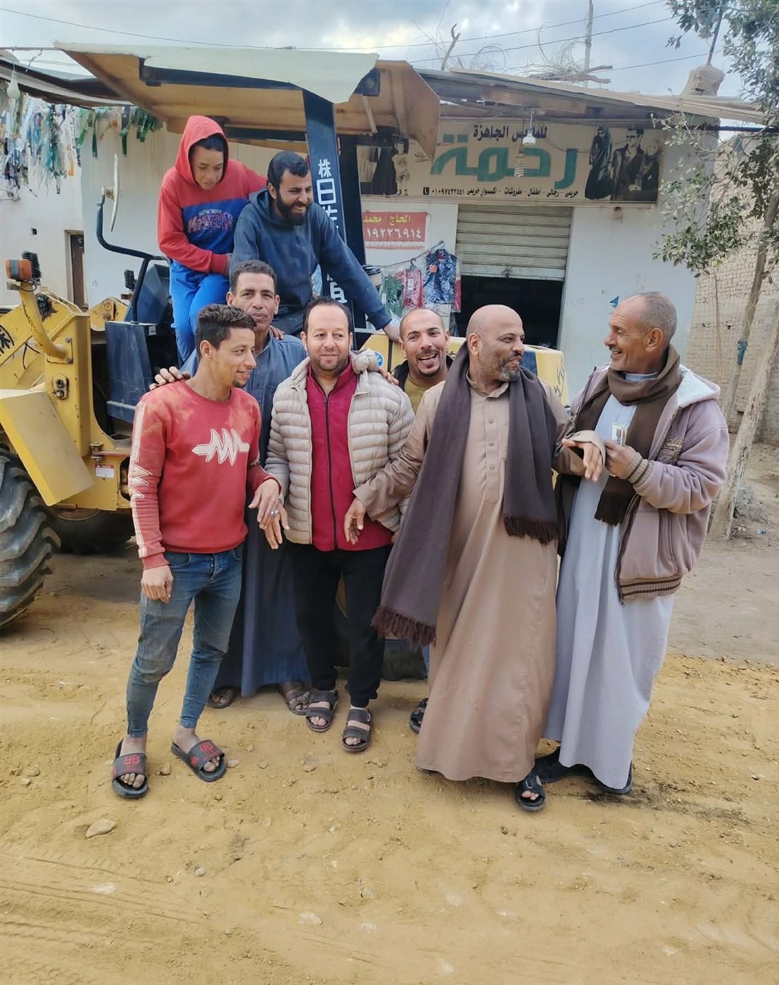 على نفقاتهم الخاصة.. شباب عزبة الروضة يقودون مبادرة ذاتية لتطوير الطريق الرابط بين الروضة ومنشأة الجمال بالفيوم&nbsp;