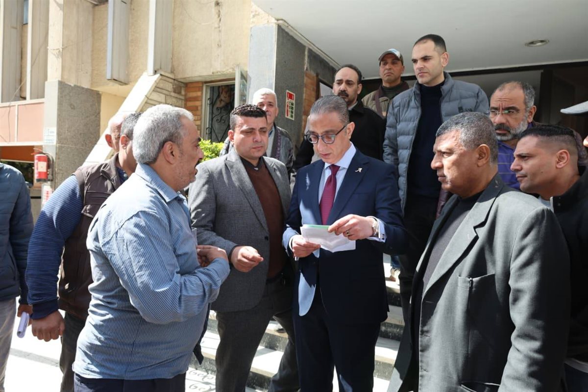 جانب من زيارة محافظ الجيزة لمقر هيئة النظافة والتجميل&nbsp;