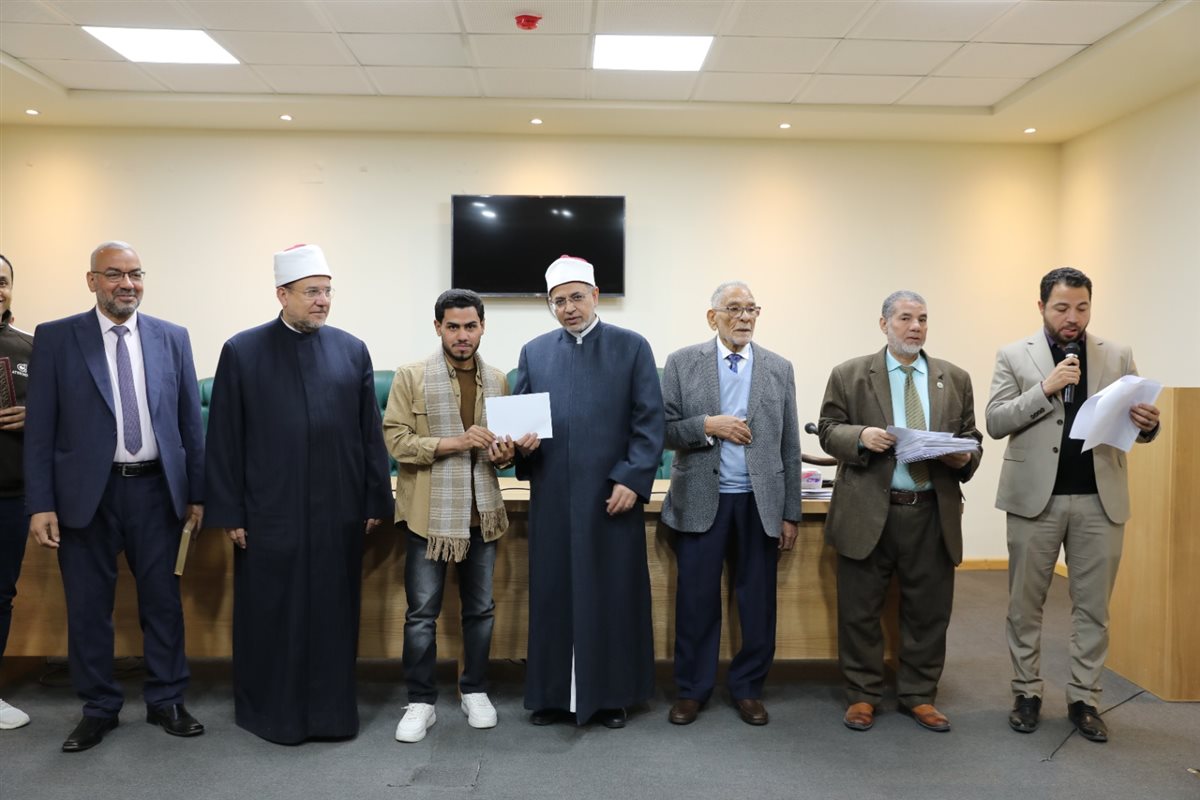 رئيس جامعة الأزهر يكرم الفائزين