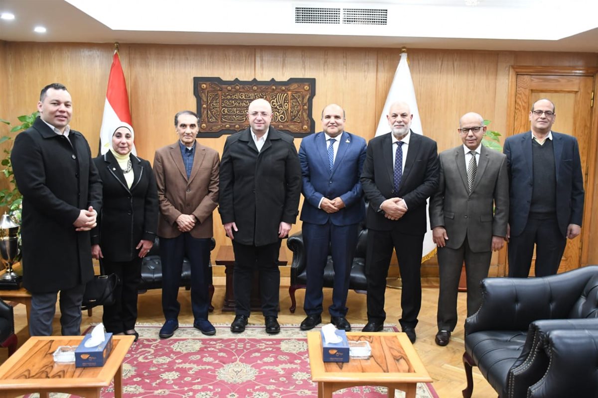 محافظ الفيوم يستقبل وفد مجلس إدارة مركز الأورام للتهنئة بتجديد ثقة القيادة السياسية