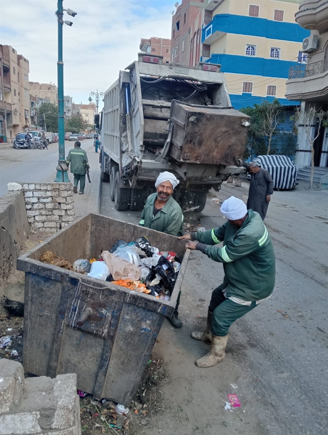 حملات للنظافة العامة ورفع الإشغالات وتجميل الشوارع بمركزي الفيوم ويوسف الصديق