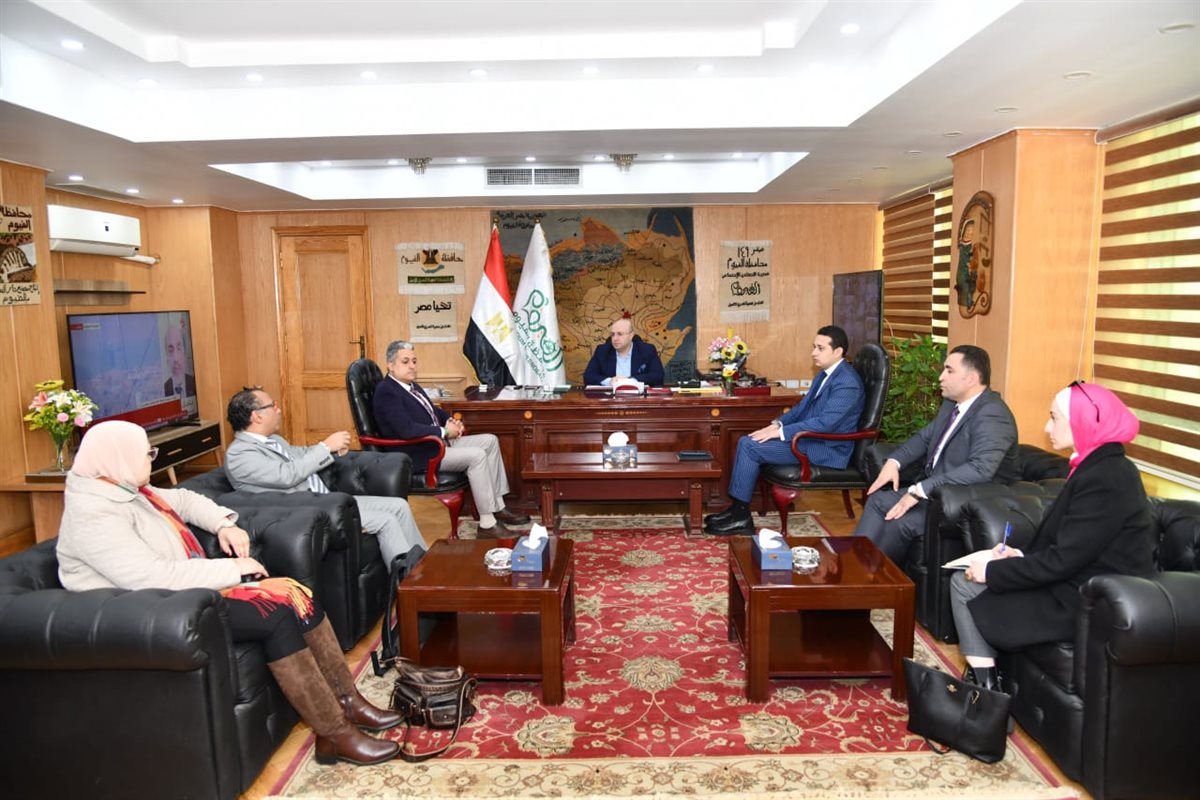 محافظ الفيوم يناقش محاور استراتيجية التأهيل والتدريب والمسارات الوظيفية لقيادات الإدارة المحلية بالمحافظة