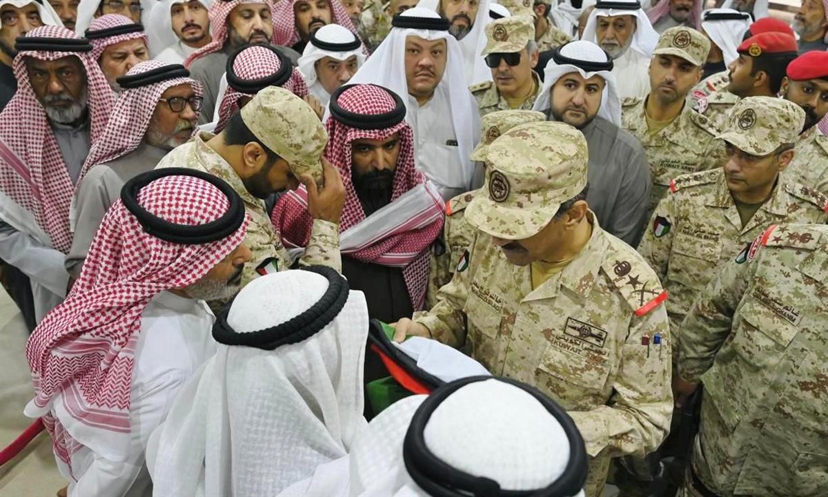 <strong>تشيع شهداء العمليات الحربية في الكويت</strong>