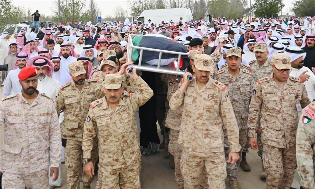 <strong>تشيع شهداء العمليات الحربية في الكويت</strong>