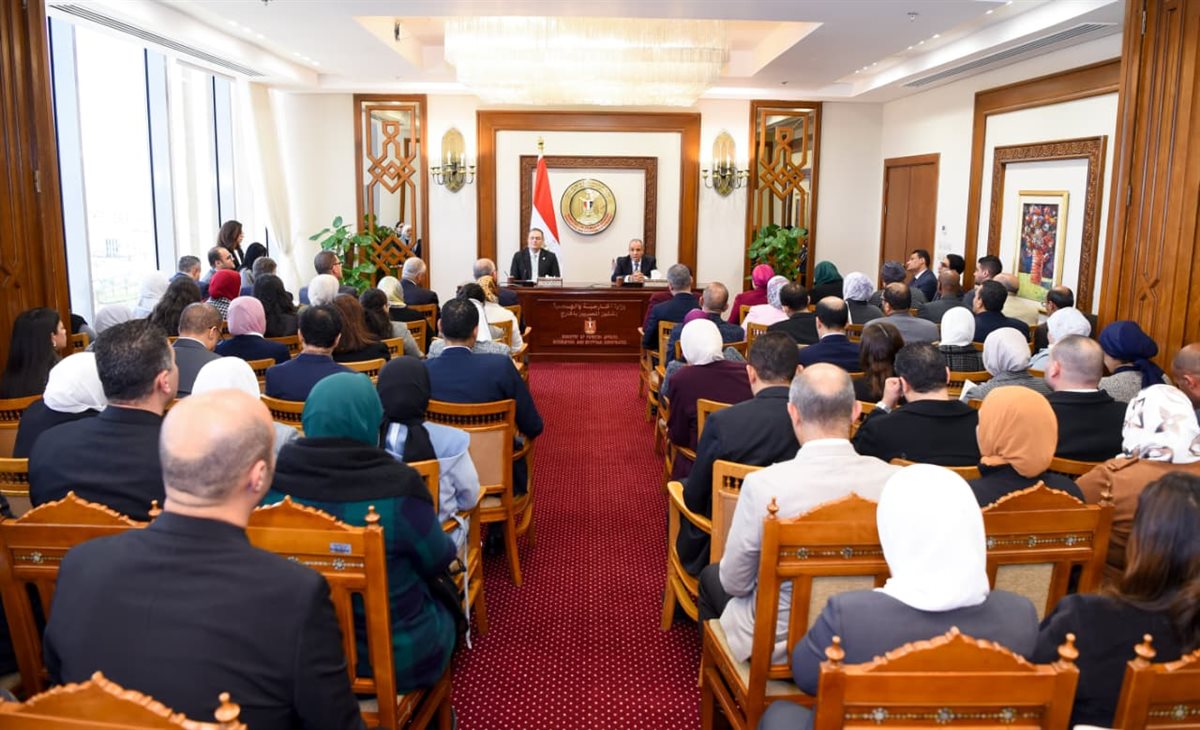 <strong>وزير الخارجية يتابع سير العمل بقطاع التعاون الدولي</strong>