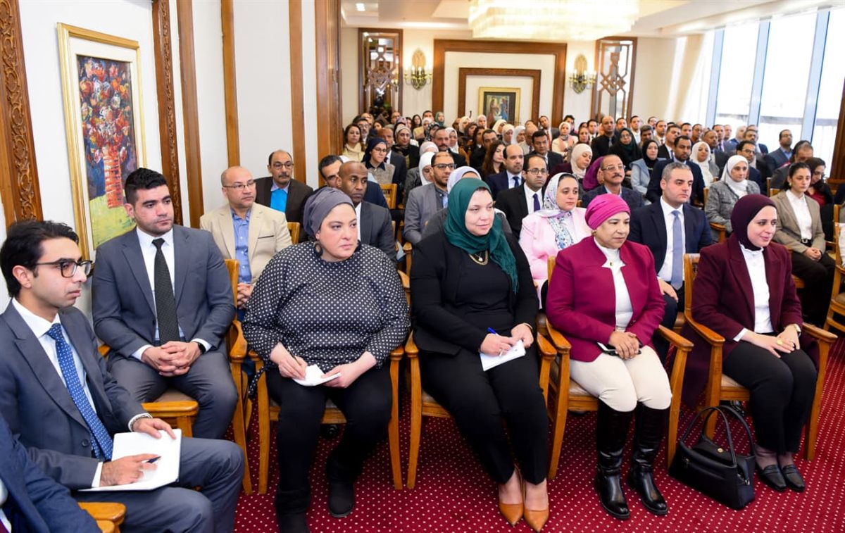 <strong>وزير الخارجية يتابع سير العمل بقطاع التعاون الدولي</strong>