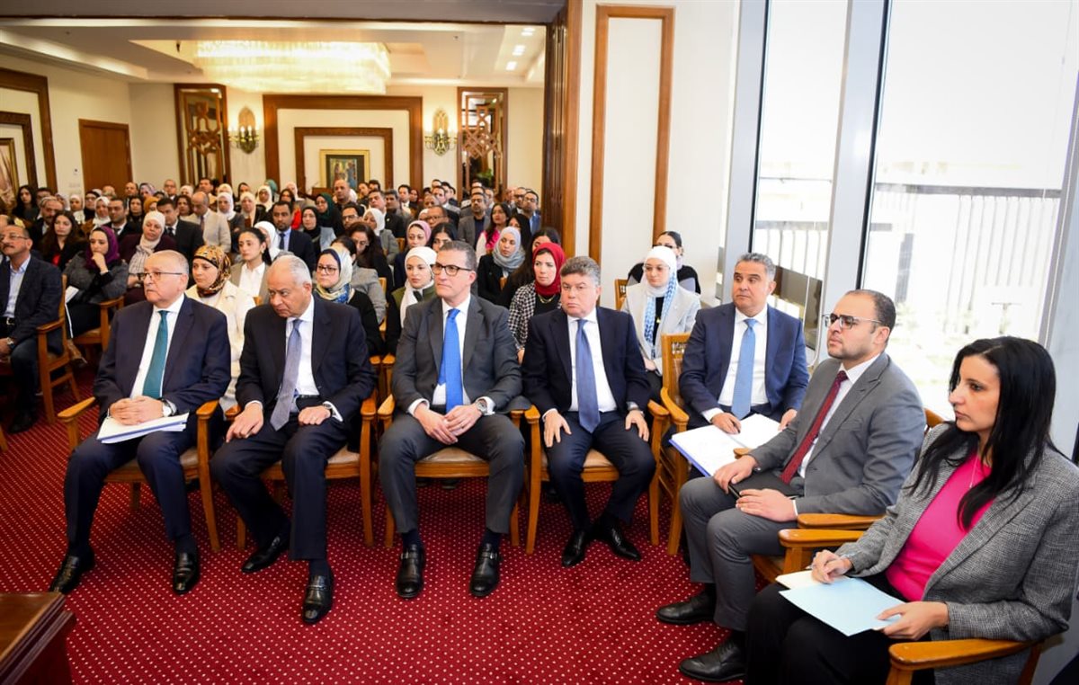 <strong>وزير الخارجية يتابع سير العمل بقطاع التعاون الدولي</strong>