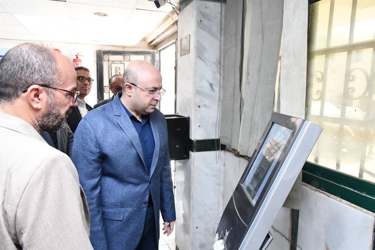 محافظ الفيوم يتفقد سير العمل بالمركز التكنولوجي بإطسا ويناقش المترددين على المركز