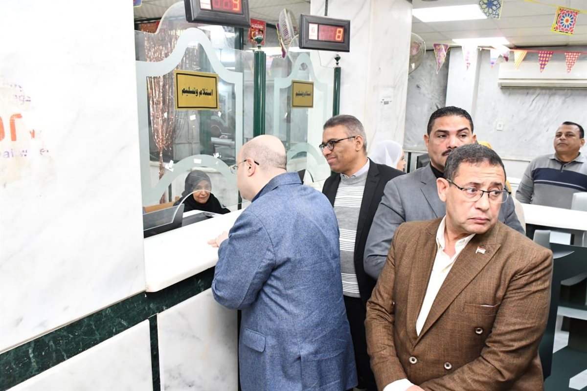 محافظ الفيوم يتفقد سير العمل بالمركز التكنولوجي بإطسا ويناقش المترددين على المركز
