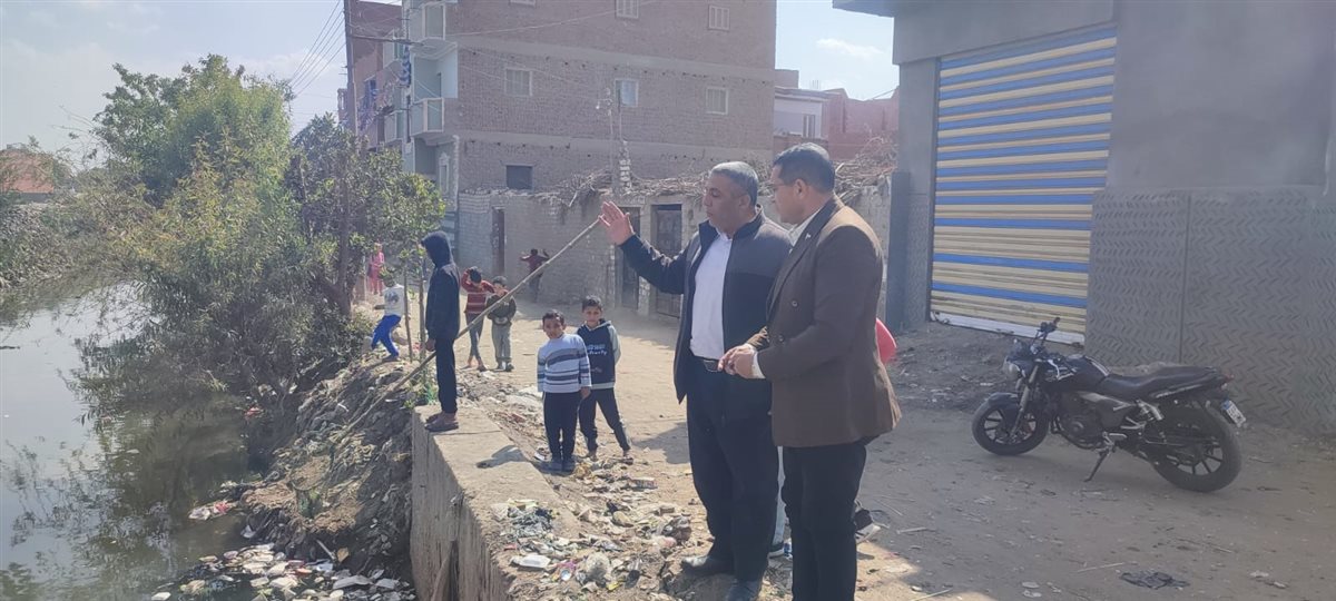 السكرتير المساعد للفيوم يتابع أعمال تطهير المجرى المائي بعزبة 