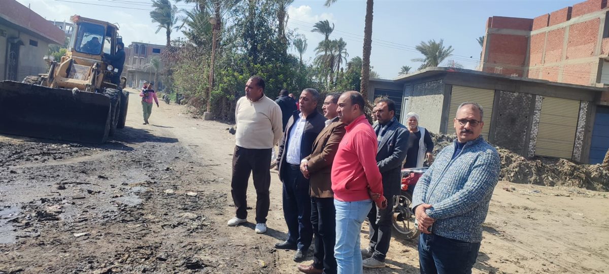 السكرتير المساعد للفيوم يتابع أعمال تطهير المجرى المائي بعزبة 
