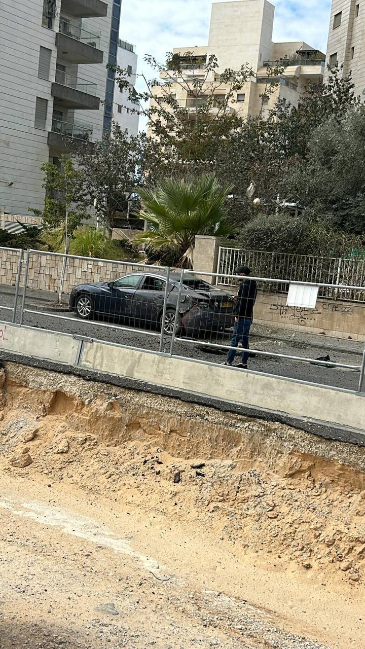 <strong>إيران تطلق صواريخ عنقودية على وسط إسرائيل وقتيلان صينيان وإصابة آخرين</strong>