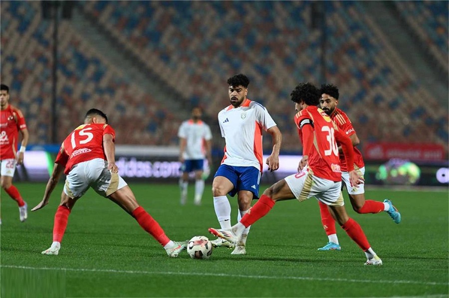 <strong>القنوات المفتوحة الناقلة لمباراة الأهلي وطلائع الجيش اليوم</strong>