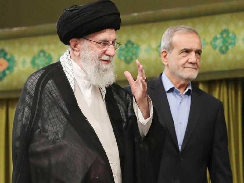 المرشد الأعلى الإيراني علي خامنئي والرئيس الإيراني مسعود بزشكيان