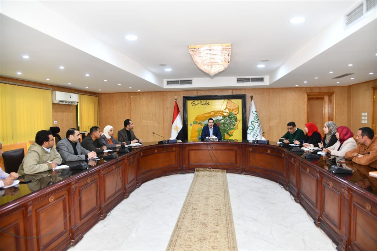 نائب محافظ الفيوم يناقش آليات رصد شكاوى المواطنين على مواقع التواصل الاجتماعي والتعامل معها