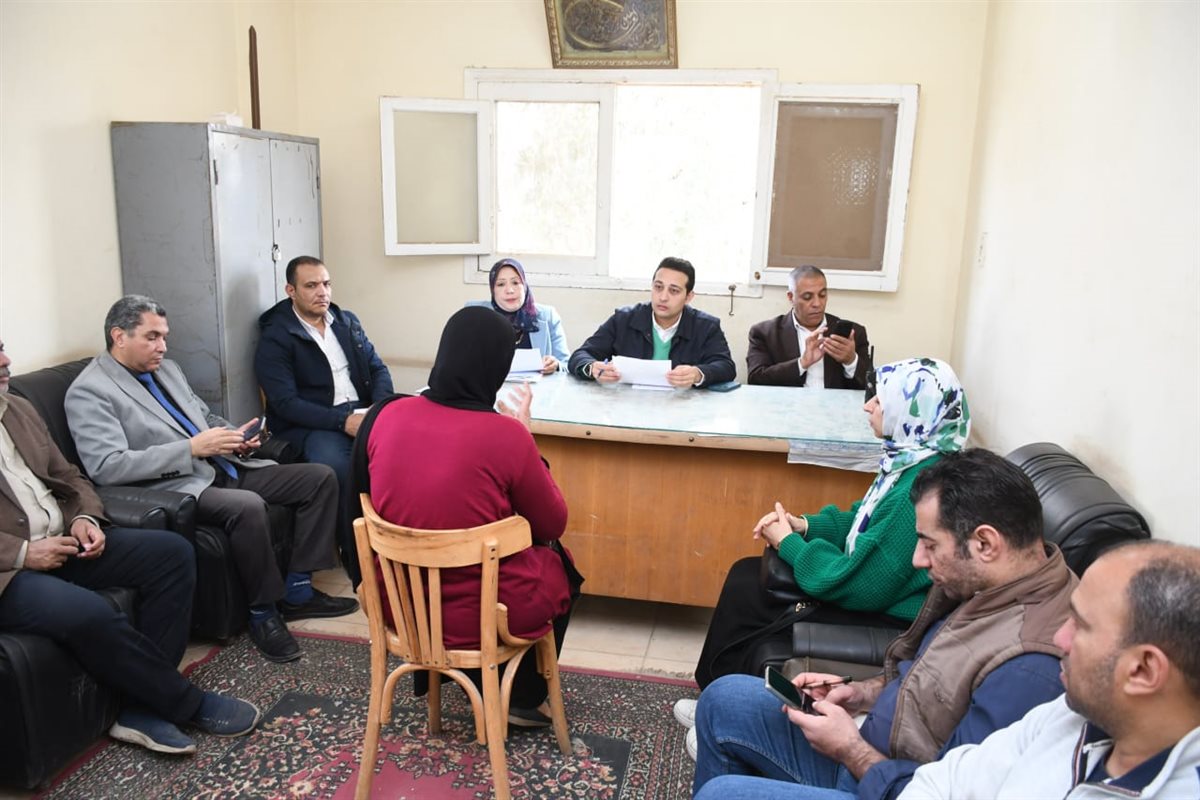 نائب محافظ الفيوم يعقد لقاءً لخدمة المواطنين بقرية هوارة عدلان لبحث 21 حالة