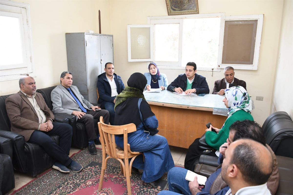 نائب محافظ الفيوم يعقد لقاءً لخدمة المواطنين بقرية هوارة عدلان لبحث 21 حالة