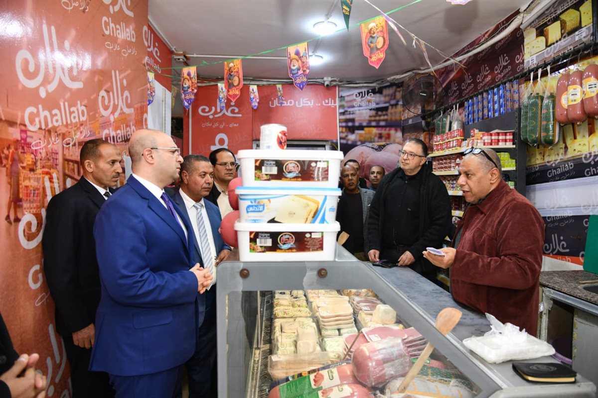 محافظ الفيوم يتفقد عدداً من محال بيع السلع الغذائية والمخابز بمدينة سنورس