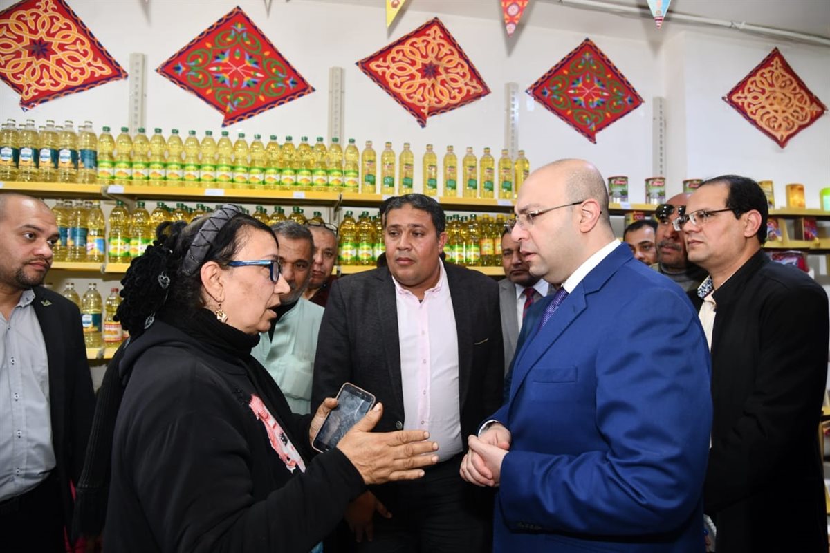 محافظ الفيوم يتفقد عدداً من محال بيع السلع الغذائية والمخابز بمدينة سنورس
