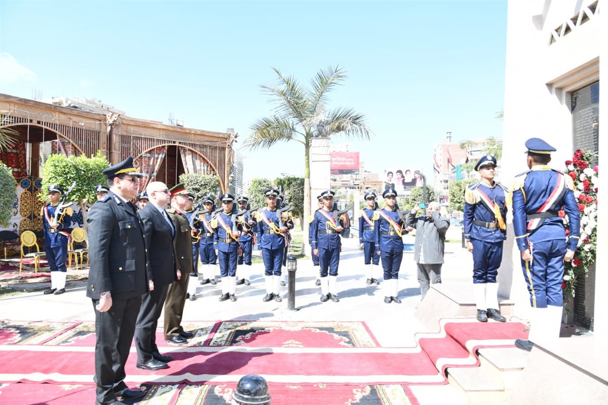 محافظ الفيوم يضع إكليلاً من الزهور على النصب التذكاري للشهداء بميدان قارون