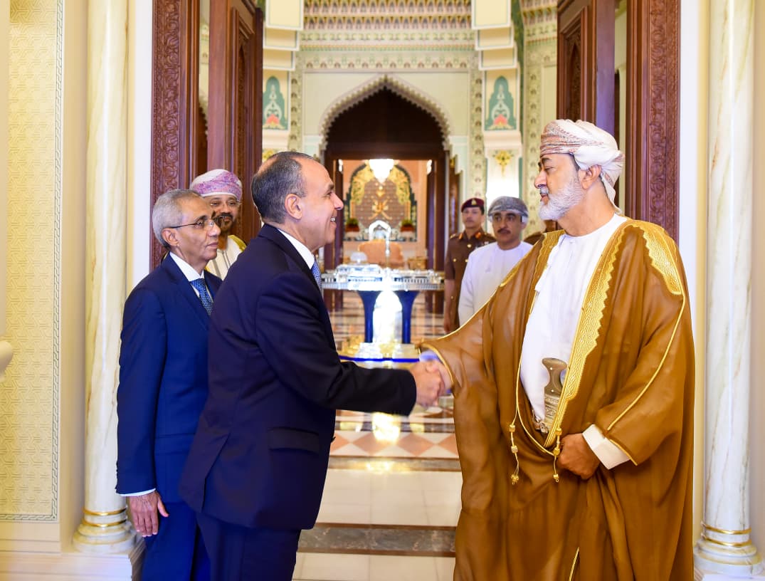 <strong>وزير الخارجية ينقل رسالة تضامن إلى سلطان عمان ويبحث جهود احتواء التصعيد الإقليمي</strong>