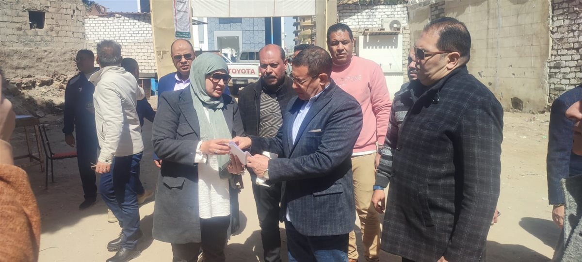 سكرتير عام مساعد الفيوم يتفقد عدداً من محطات الوقود ومواقف سيارات الأجرة بمركزي أبشواي&nbsp;