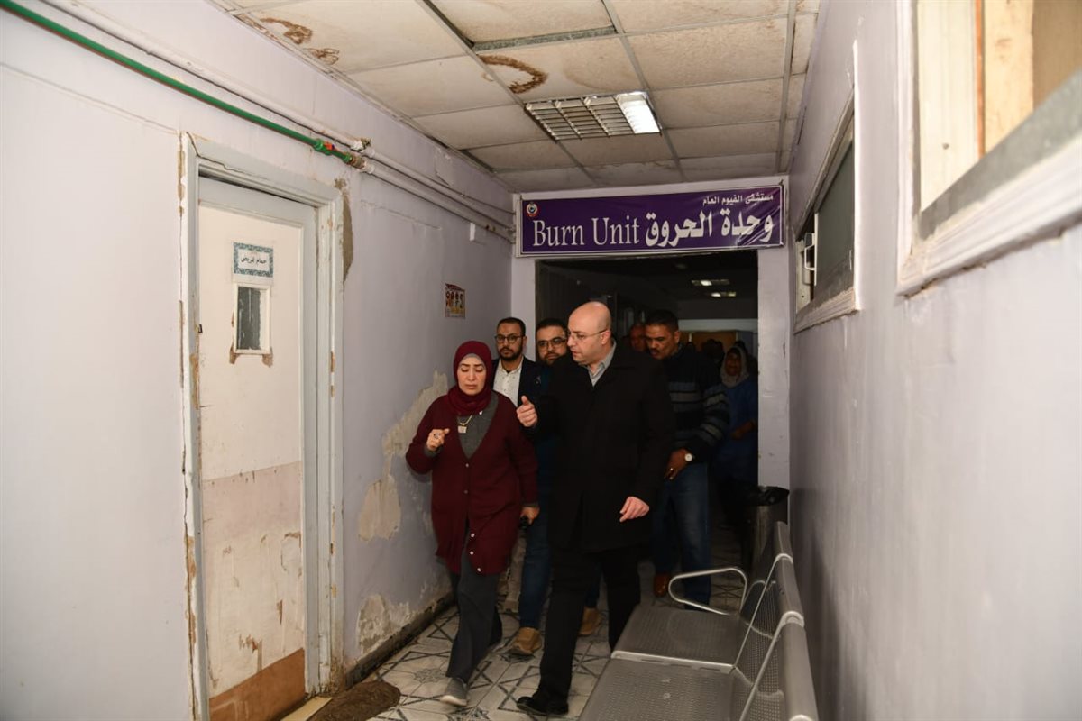 محافظ الفيوم ومدير الأمن يزوران المستشفى العام لمتابعة حالة مصابي حادث انفجار اسطوانة بوتاجاز <br>