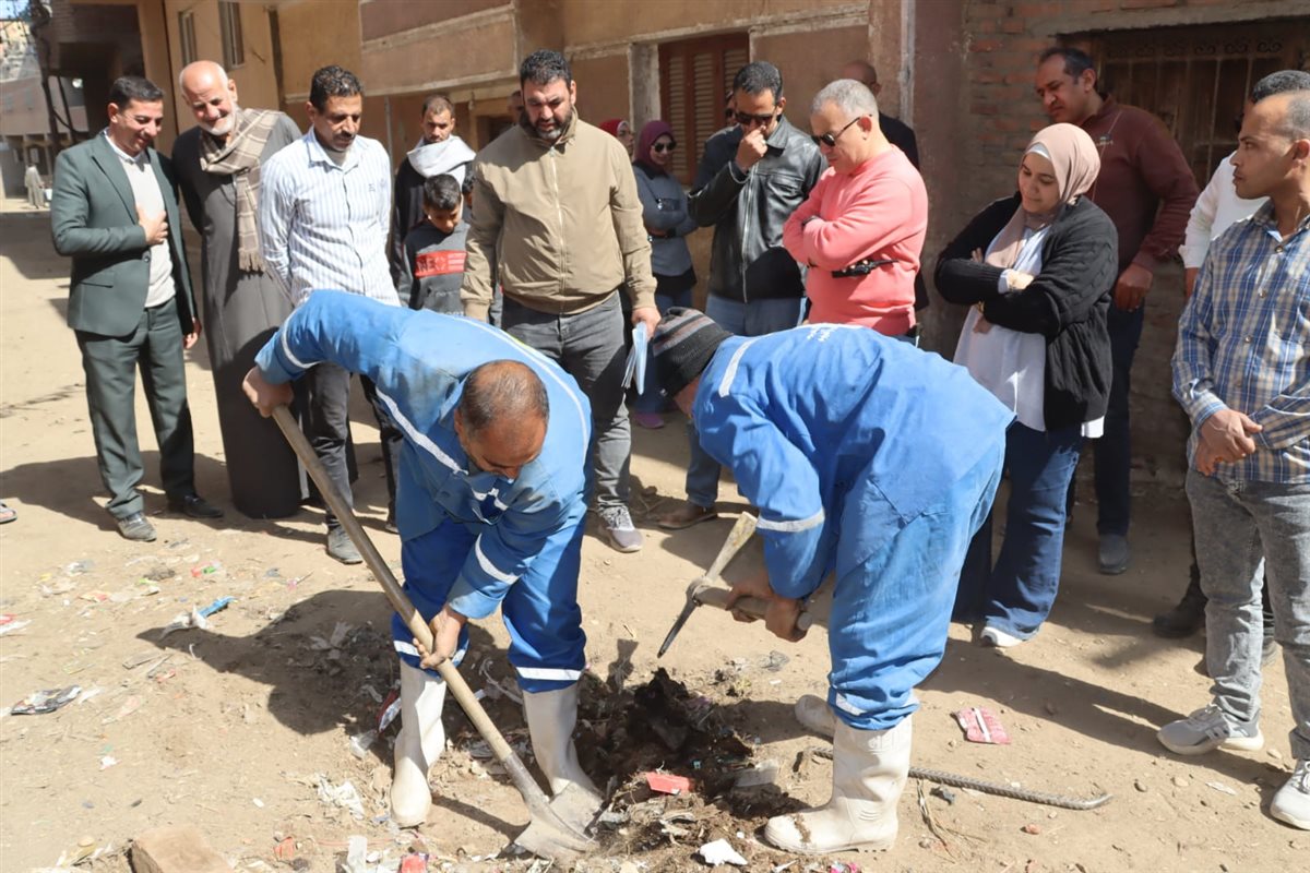 رئيس مياه الفيوم: يلتقي أهالي كفر أبوشنب بجردو ويوجه بحل فوري لمشكلة الصرف الصحي