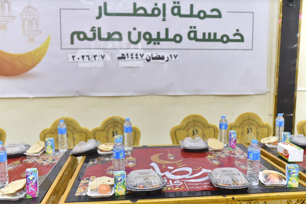 بوجبات ساخنة وموائد إفطار.. 