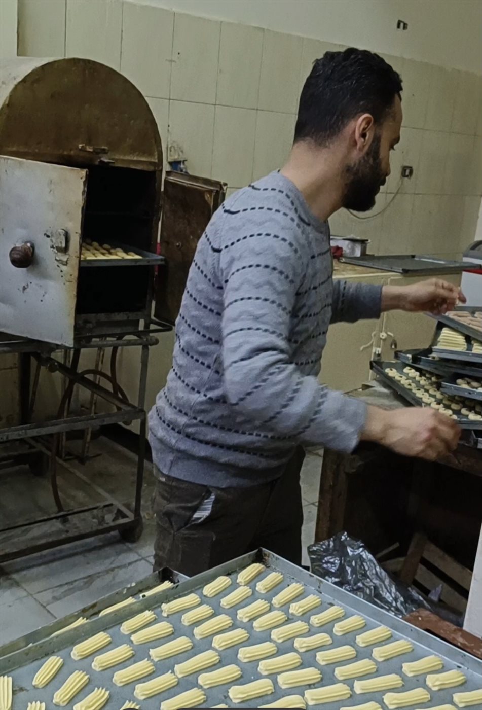 الوحدة والمحبة… 3 أشقاء أقباط بالفيوم يبدعون في كحك العيد للمسلمين