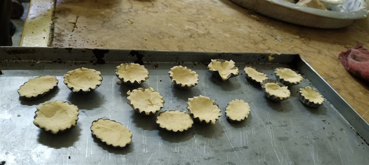 الوحدة والمحبة… 3 أشقاء أقباط بالفيوم يبدعون في كحك العيد للمسلمين