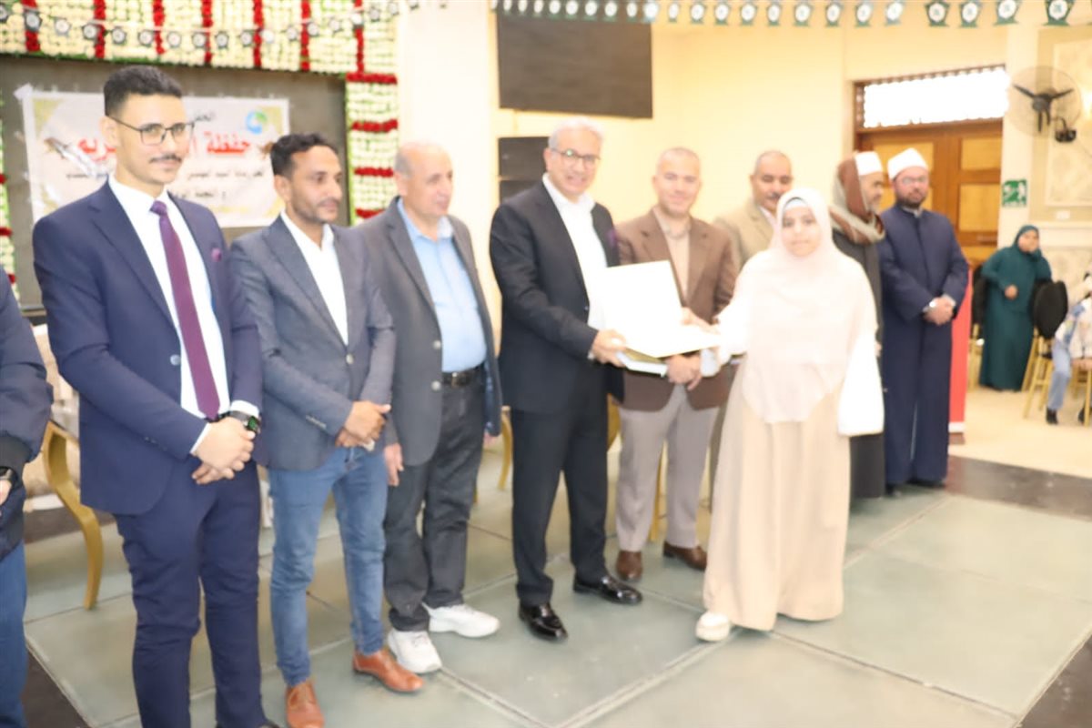 رئيس مياه الفيوم يكرم 50 من أبناء العاملين حفظة القرآن الكريم