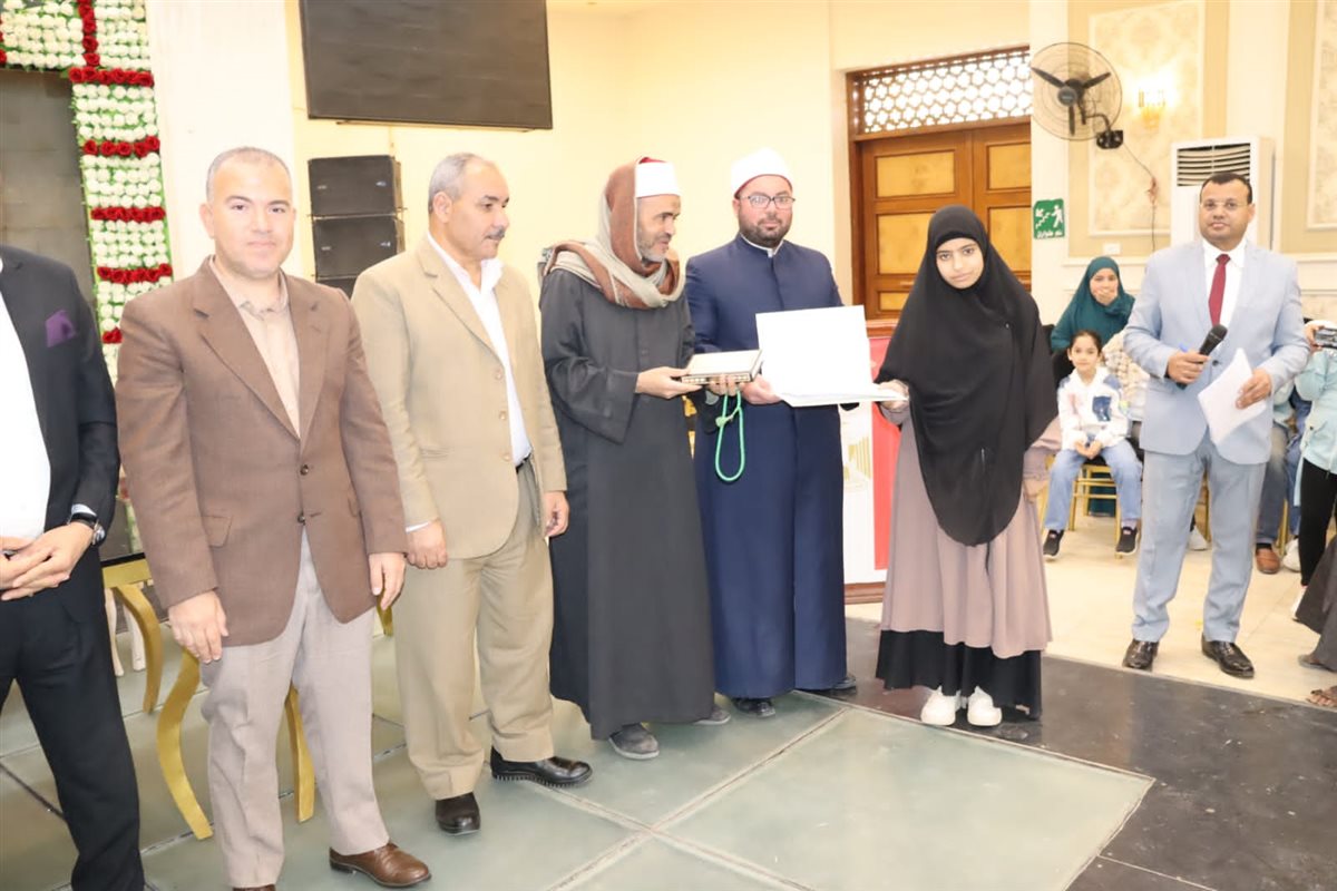 رئيس مياه الفيوم يكرم 50 من أبناء العاملين حفظة القرآن الكريم