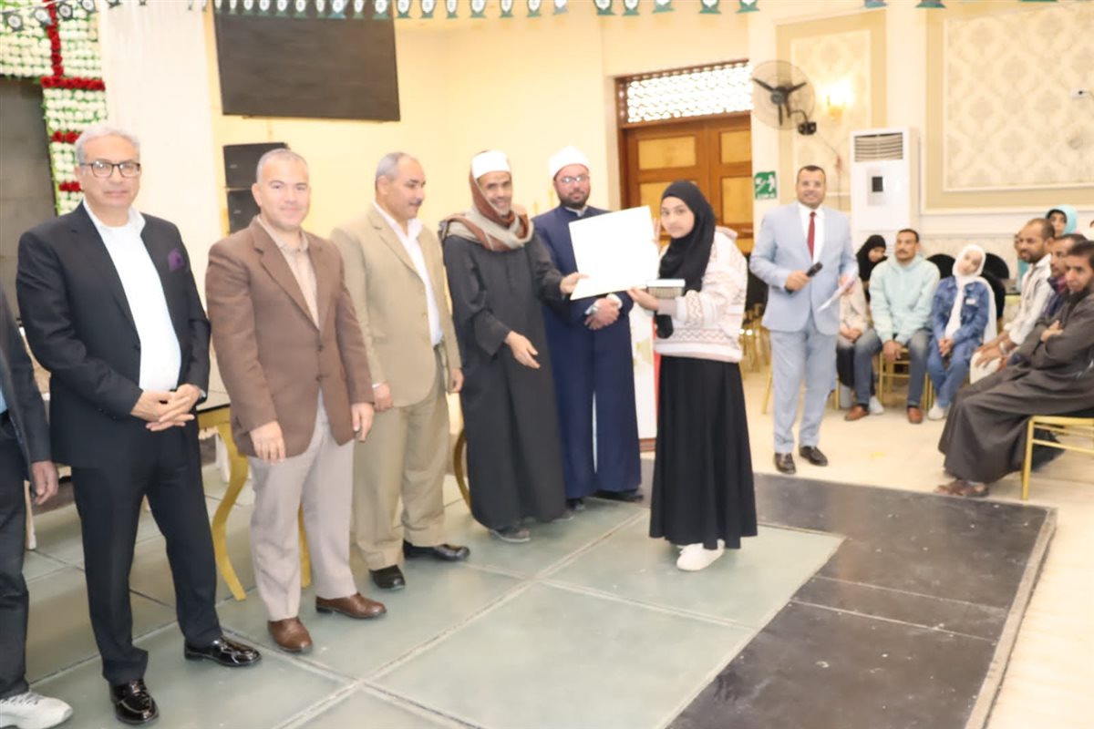 رئيس مياه الفيوم يكرم 50 من أبناء العاملين حفظة القرآن الكريم