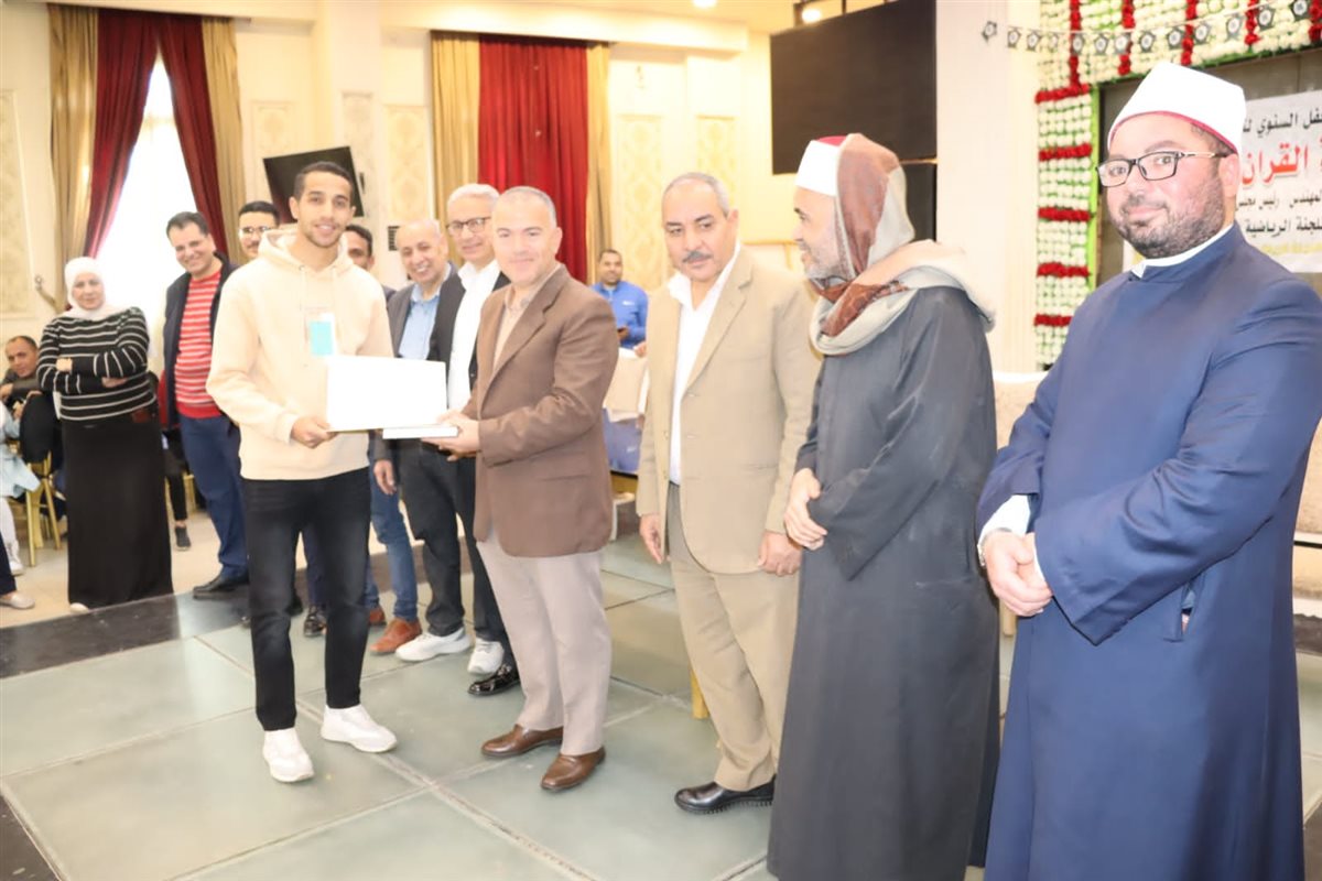 رئيس مياه الفيوم يكرم 50 من أبناء العاملين حفظة القرآن الكريم