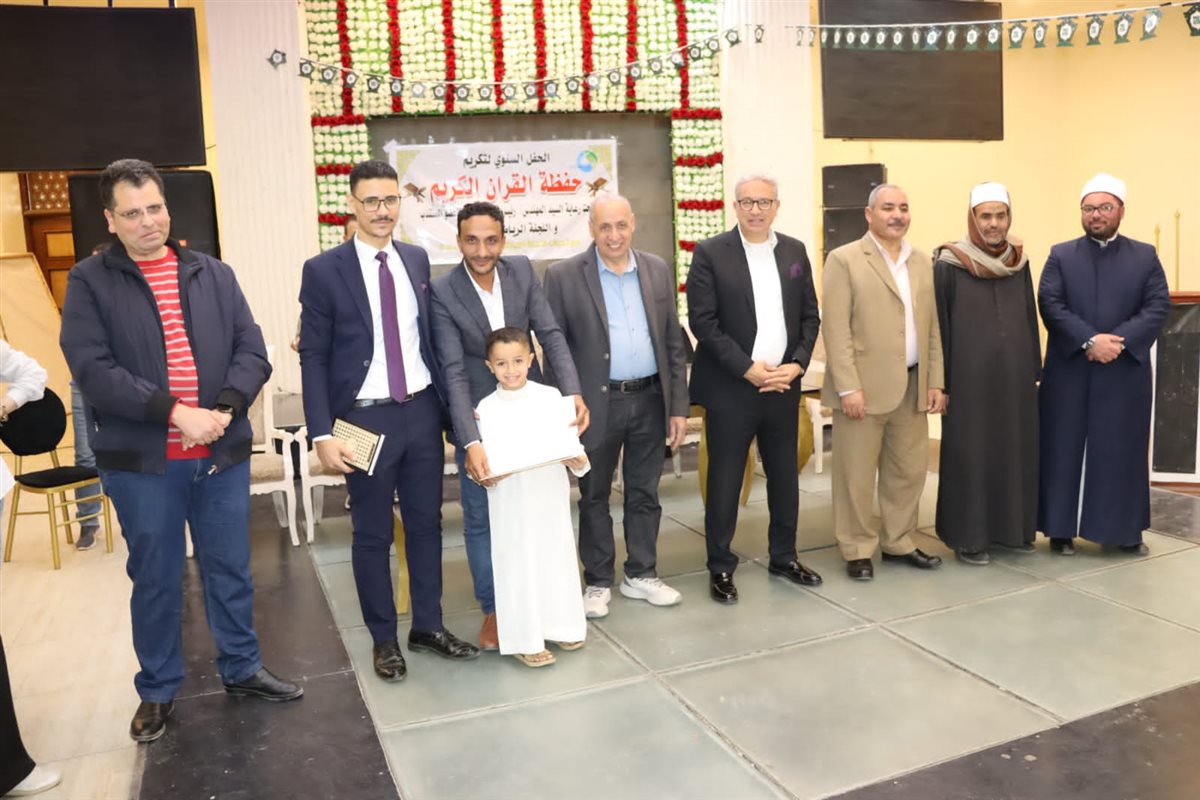 رئيس مياه الفيوم يكرم 50 من أبناء العاملين حفظة القرآن الكريم