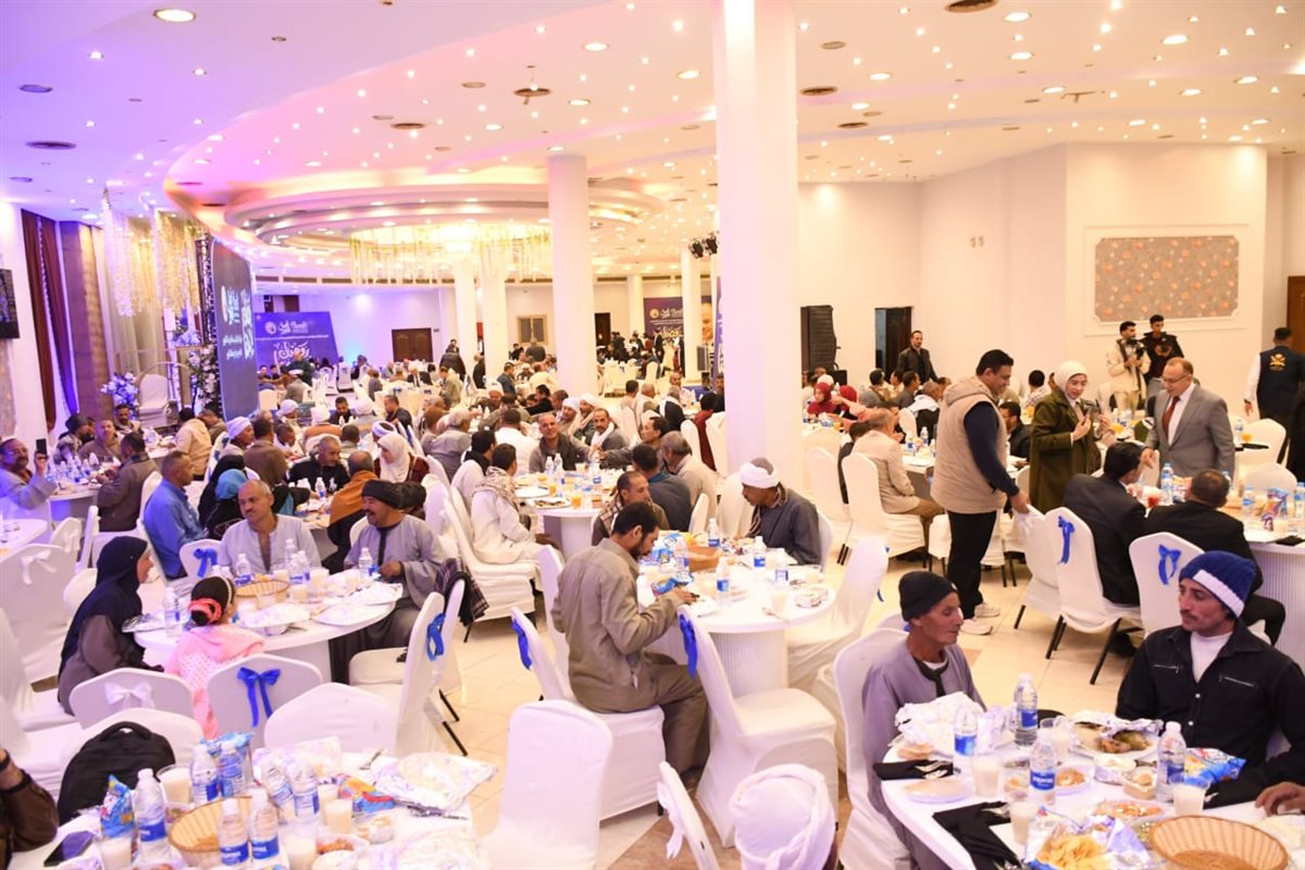 محافظ الفيوم يختتم ليالي شهر رمضان بمشاركة عمال المحافظة إفطارهم الجماعي