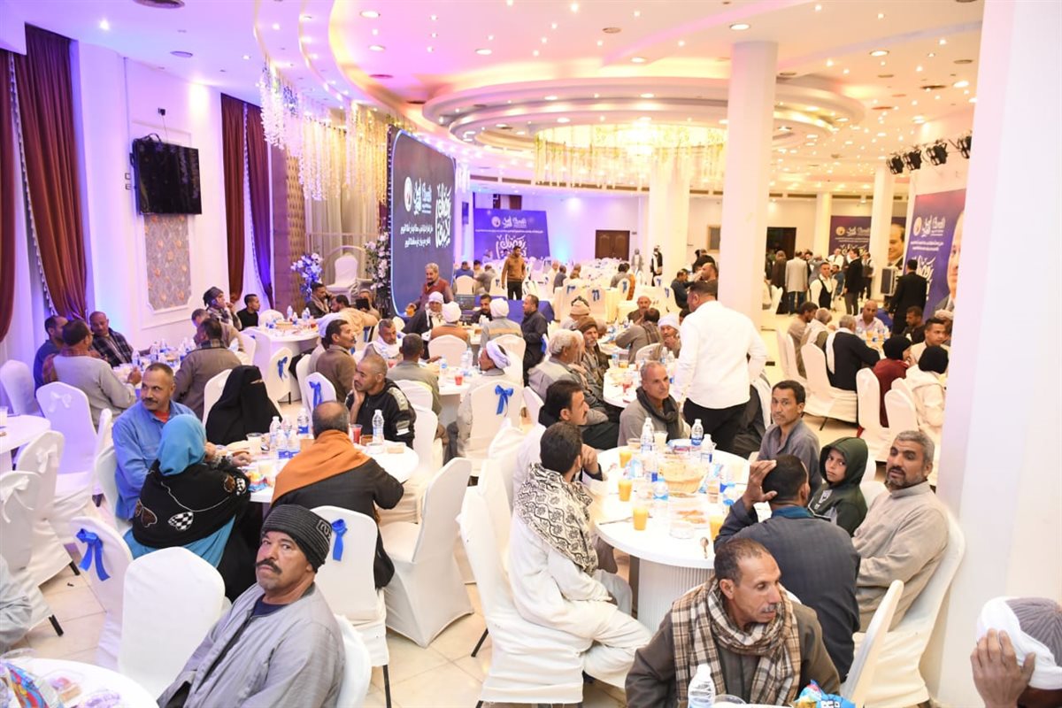 محافظ الفيوم يختتم ليالي شهر رمضان بمشاركة عمال المحافظة إفطارهم الجماعي