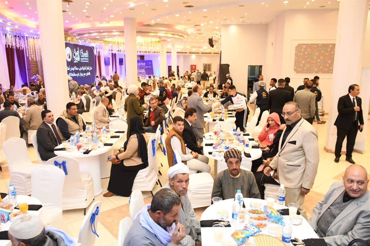 محافظ الفيوم يختتم ليالي شهر رمضان بمشاركة عمال المحافظة إفطارهم الجماعي