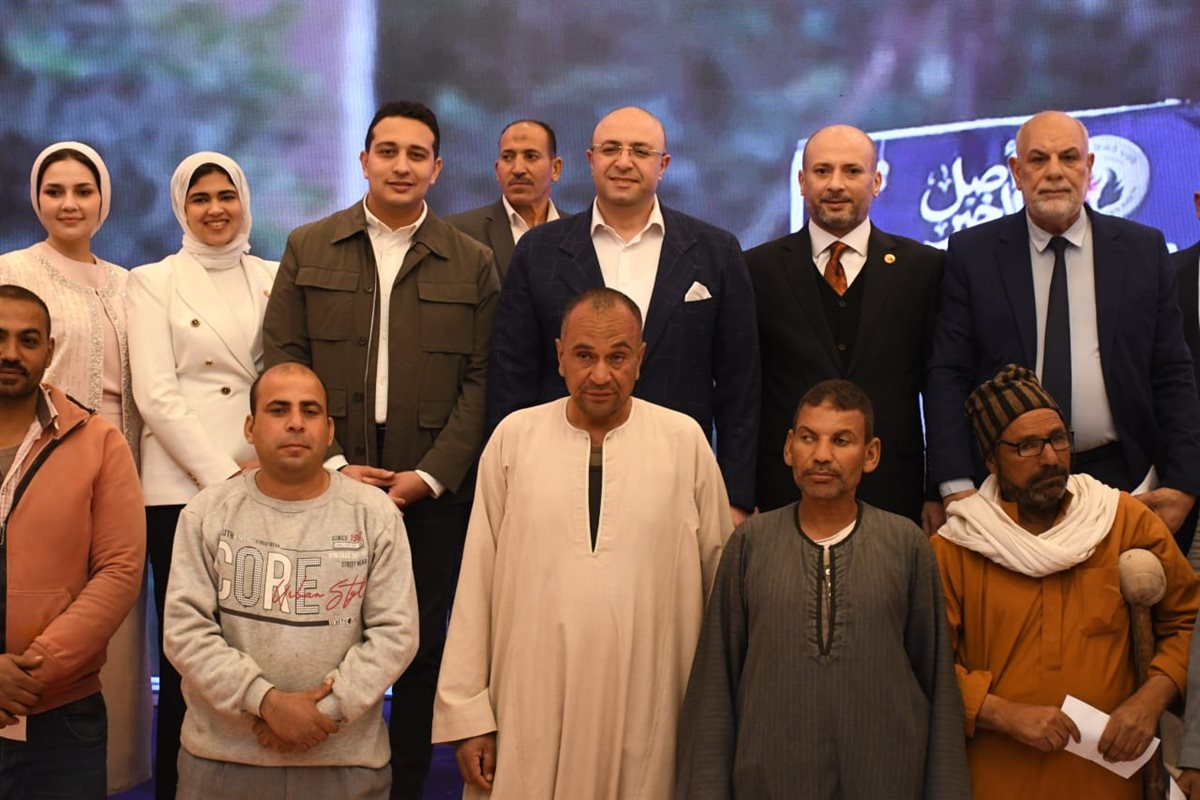 محافظ الفيوم يختتم ليالي شهر رمضان بمشاركة عمال المحافظة إفطارهم الجماعي