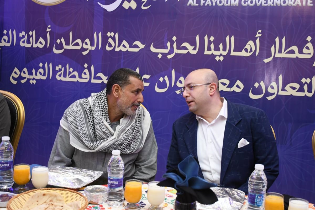 محافظ الفيوم يختتم ليالي شهر رمضان بمشاركة عمال المحافظة إفطارهم الجماعي