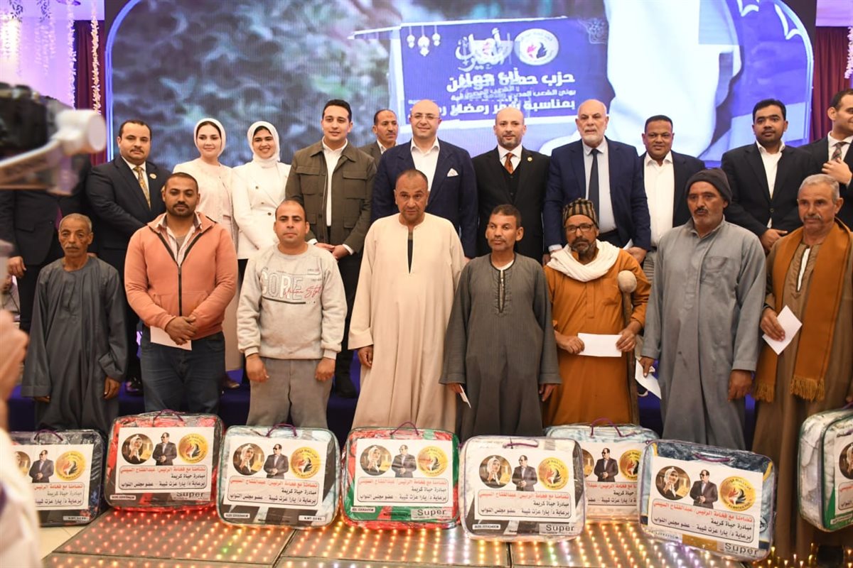 محافظ الفيوم يختتم ليالي شهر رمضان بمشاركة عمال المحافظة إفطارهم الجماعي