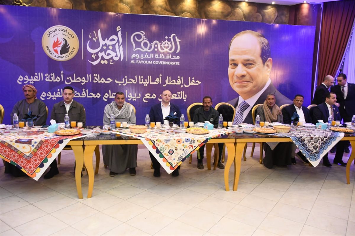محافظ الفيوم يختتم ليالي شهر رمضان بمشاركة عمال المحافظة إفطارهم الجماعي