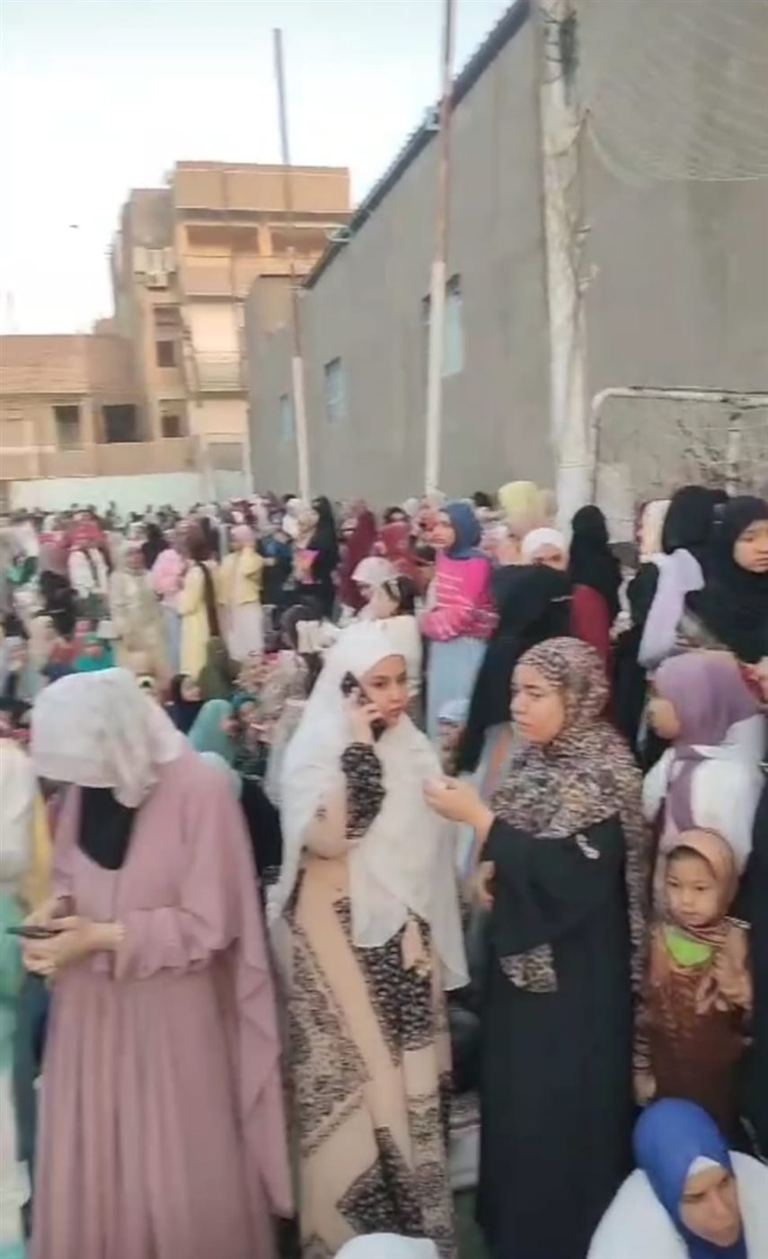 المئات يؤدون صلاة عيد الفطر المبارك بأرض المحلج في الفيوم