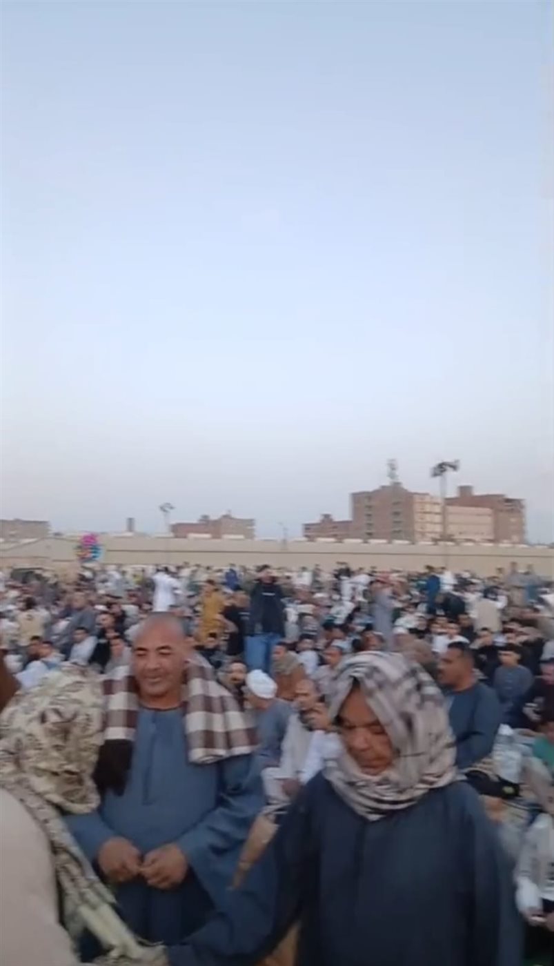 المئات يؤدون صلاة عيد الفطر المبارك بأرض المحلج في الفيوم