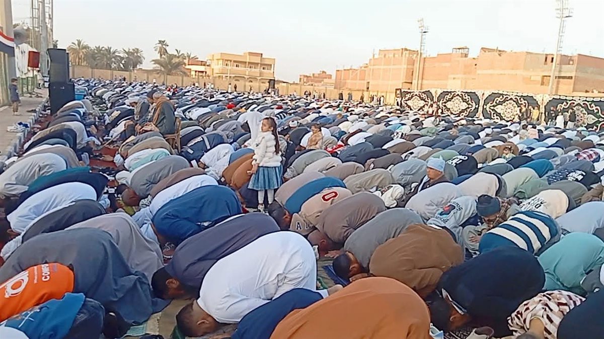 مراكز الشباب بالفيوم تستقبل الاف المصليين لأداء صلاة عيد الفطر المبارك في الساحات