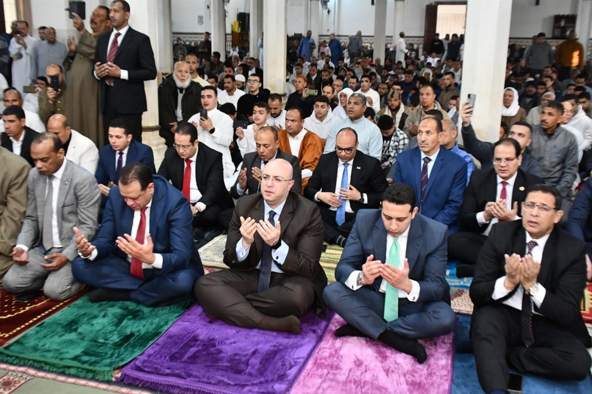 محافظ الفيوم يؤدي صلاة عيد الفطر المبارك بمسجد ناصر الكبير<br>