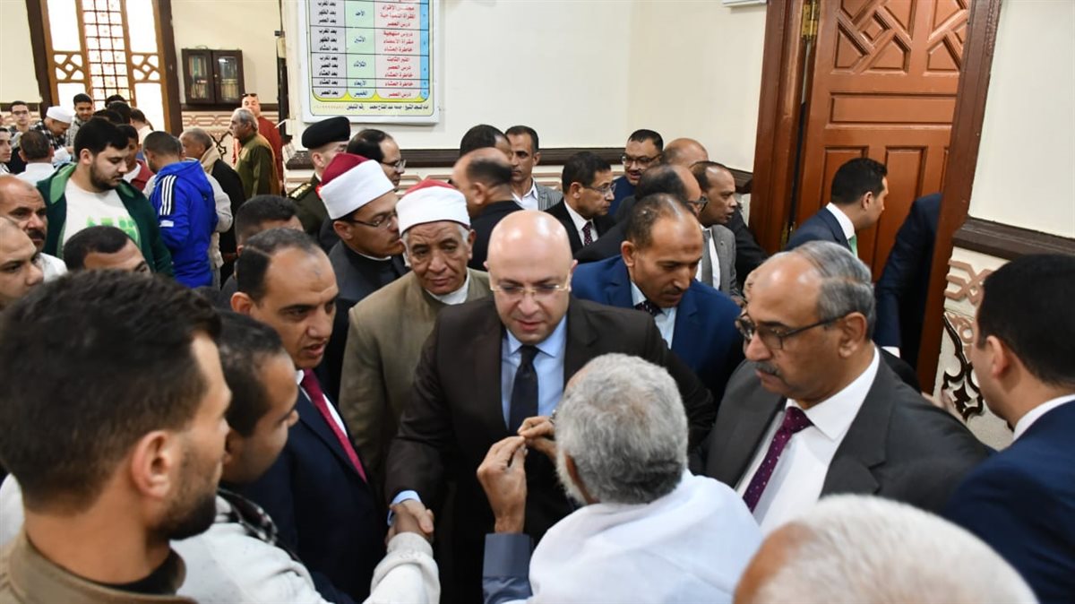 محافظ الفيوم يؤدي صلاة عيد الفطر المبارك بمسجد ناصر الكبير<br>
